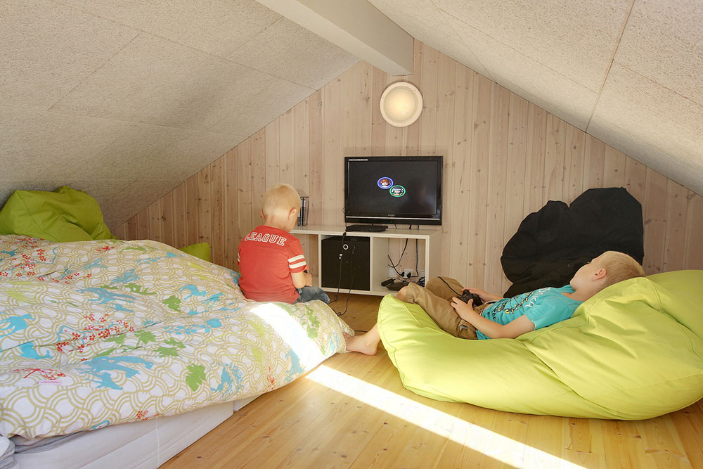 Till barn och unga finns en myshörna uppe på sovloftet med sittpuffar och plattskärms-tv med DVD