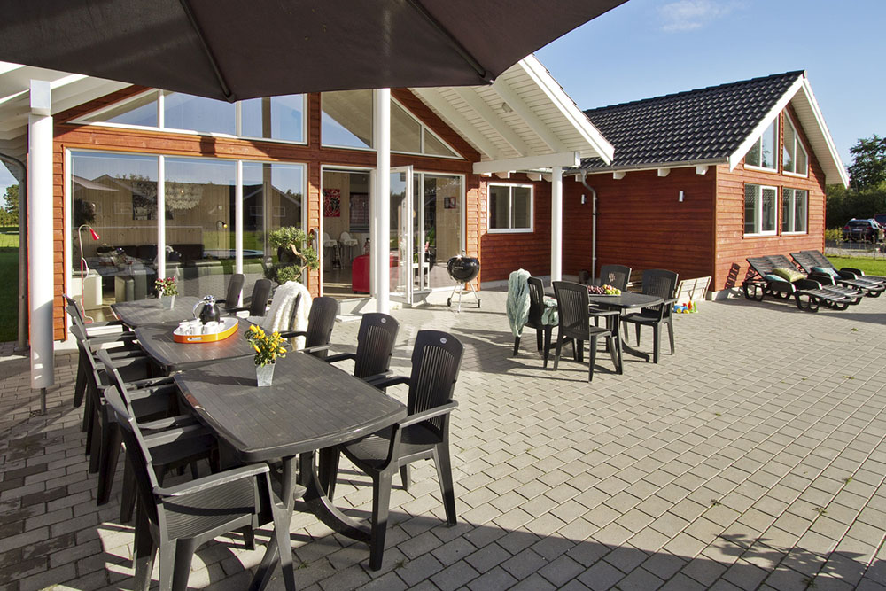 Husets stora terrass och tomt är den perfekta inramningen för en härlig dag i solen eller en trevlig grillafton