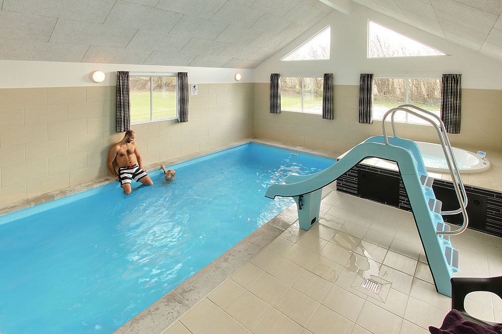 I det inbjudande poolrummet kan man njuta av en simtur i den 18 m2 stora poolen med vattenrutschbana. Den har även motströmsanläggning för lite extra kondition och lek