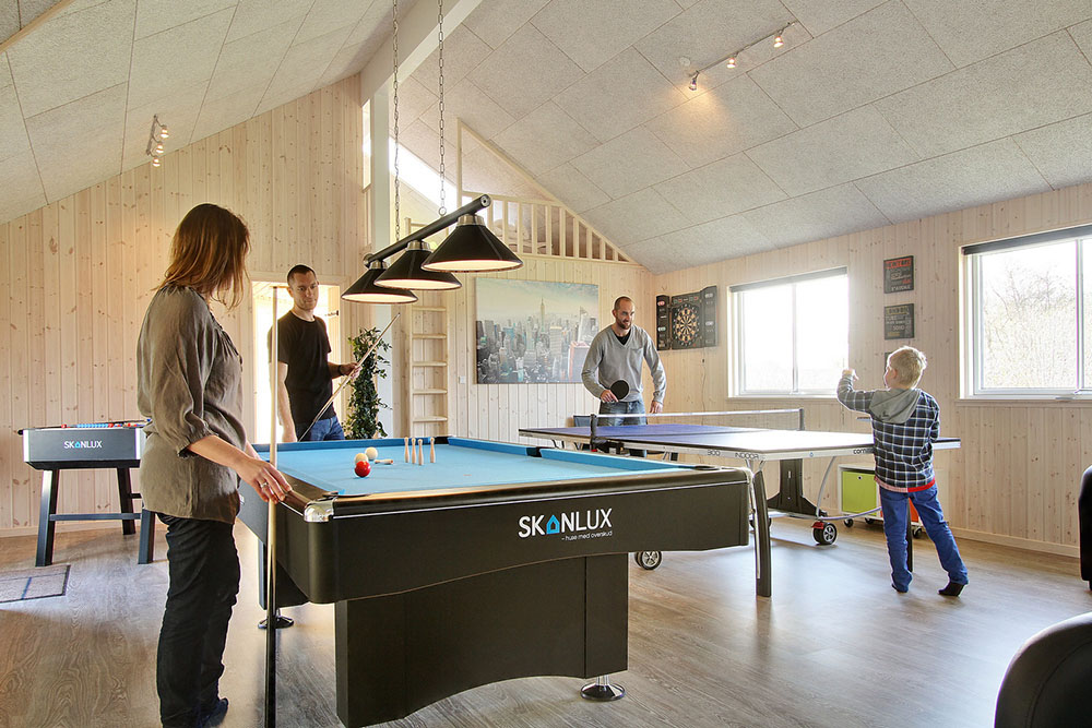 Finns det energi över efter husets egna badland har man ett välfyllt aktivitetsrum med både biljard, bordtennis och fotbollsspel 