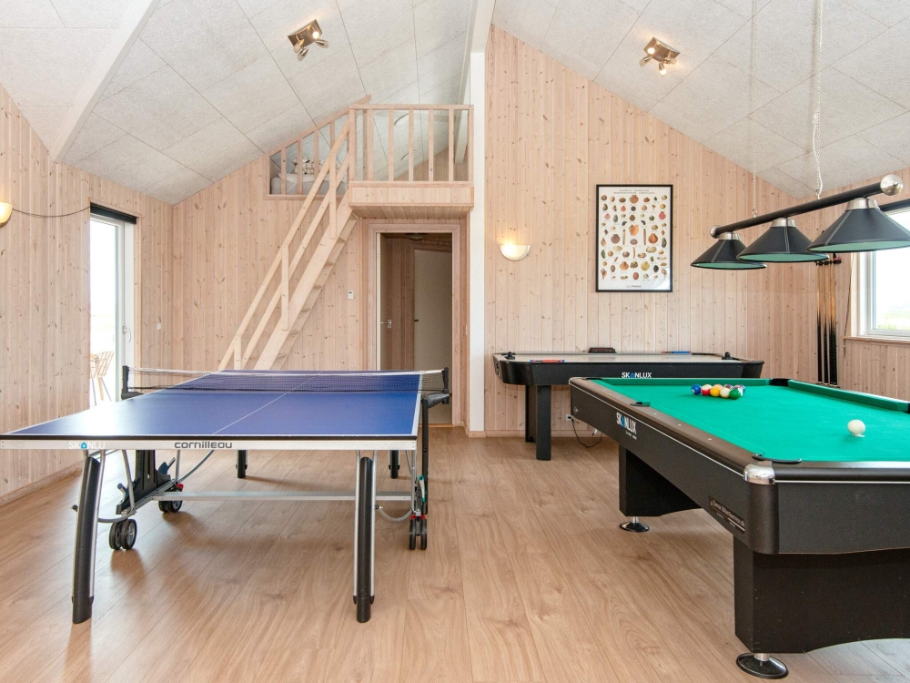 Huset är inrett med ett inbjudande aktivitetsrum med plats till hela familjen att spela fotbollsspel, biljard, bordtennis och dart