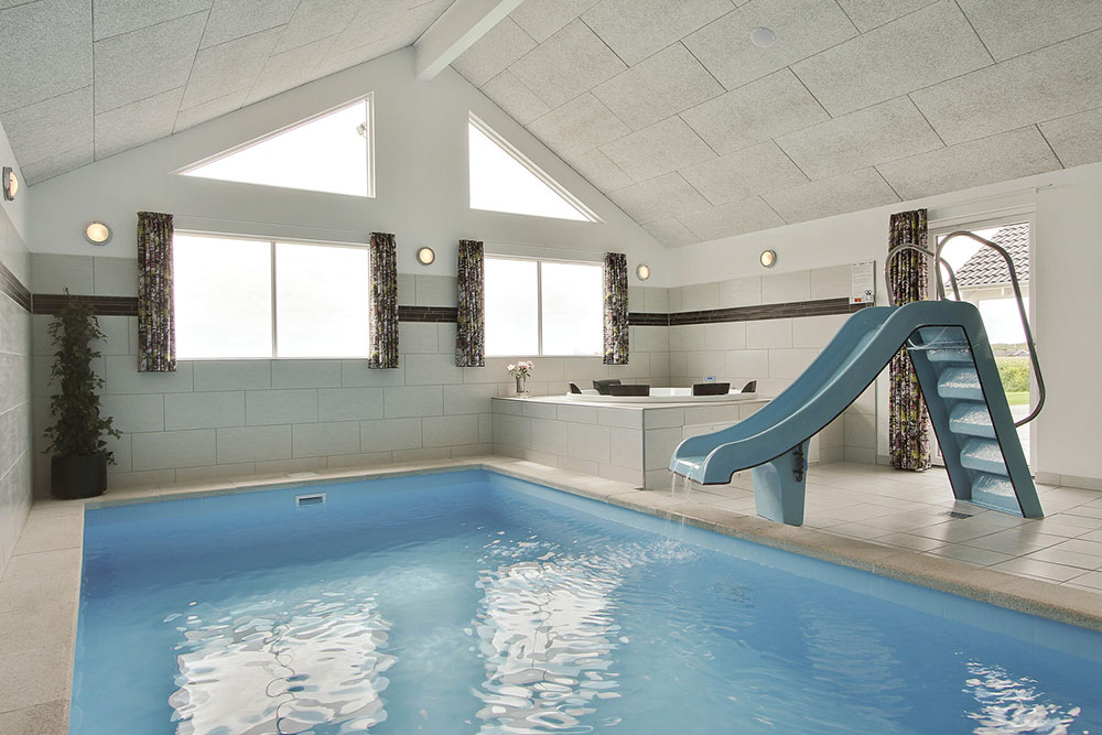 Den lyxiga poolavdelningen i huset innehåller en swimmingpool på 20 m2 med motströmsanläggning, vattenrutschbana, spa och bastu