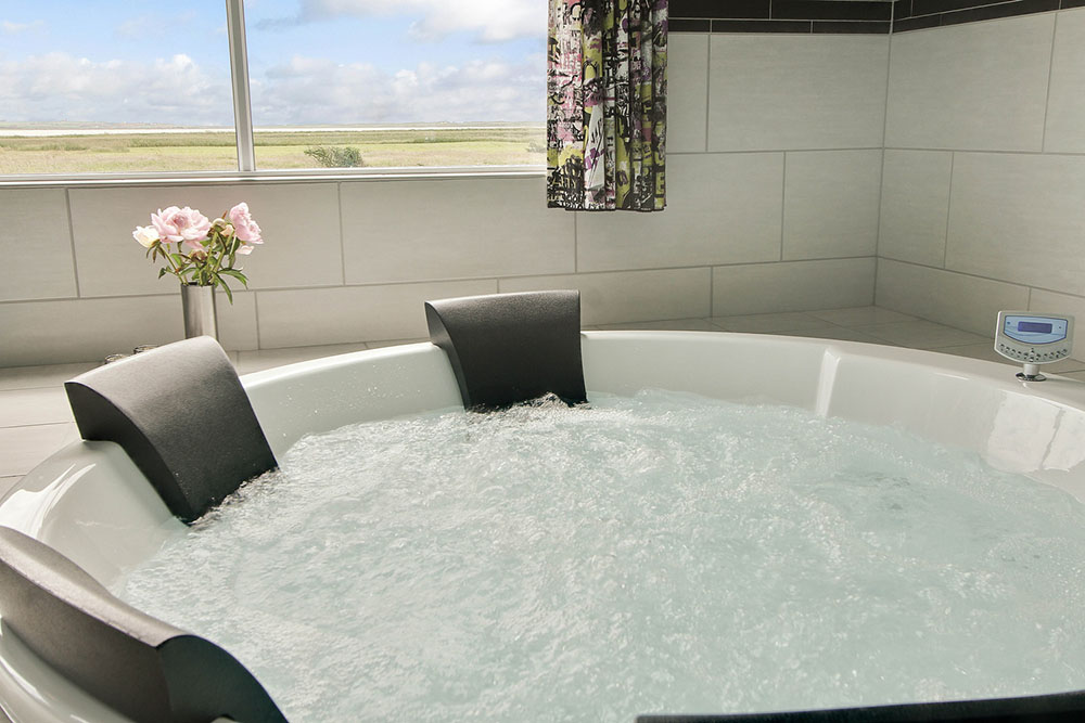 Huset inbjuder till välmående, wellness och lek hela året runt. Ni kan t.ex. njuta av en stund i spa-badet efterföljt av avslappning i bastun