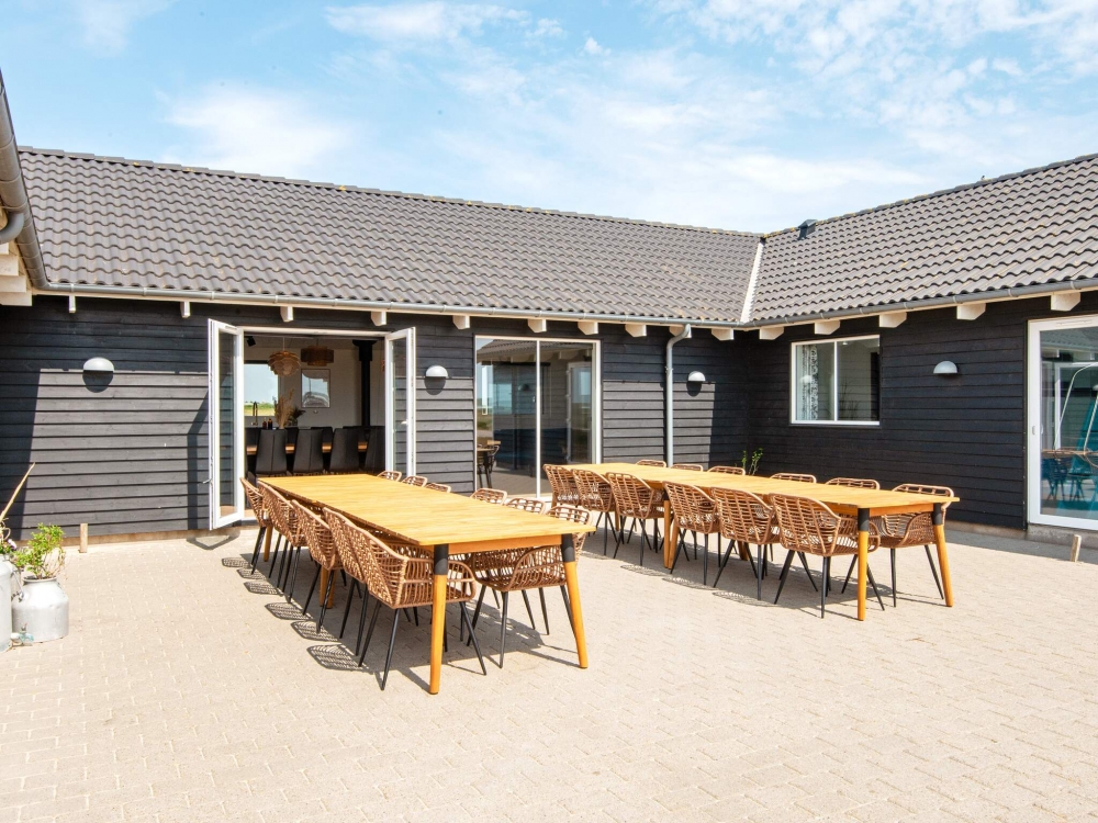 Terrassen är perfekt för en solig sommardag eller en trevlig grillkväll med familj och vänner