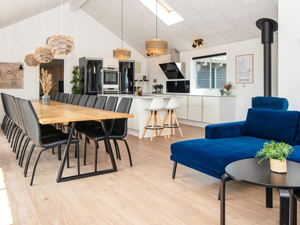 Det stora ljusa vardagsrummet i lyxstuga nr 293 för 22.
