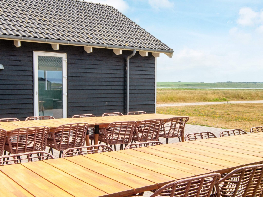 På terrassen i sommarhus nr 293 finns det plats för upp till 22 gäster.