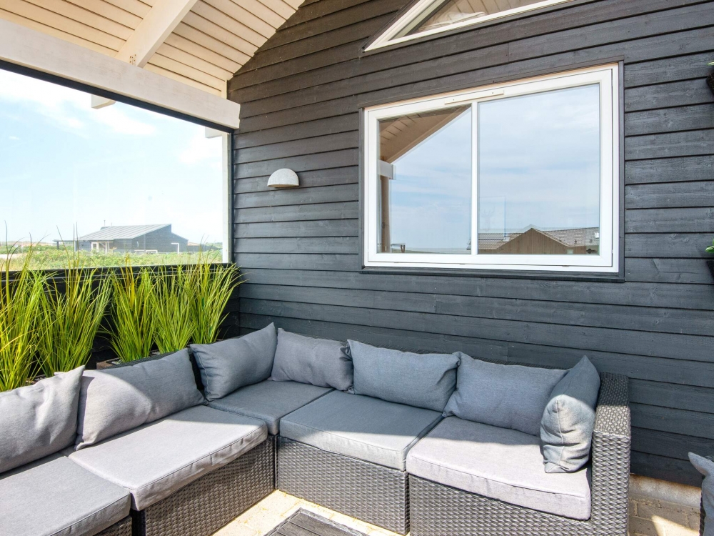 Njut av en grillkväll på terrassen i lyxstuga nr 293 i Vestjylland