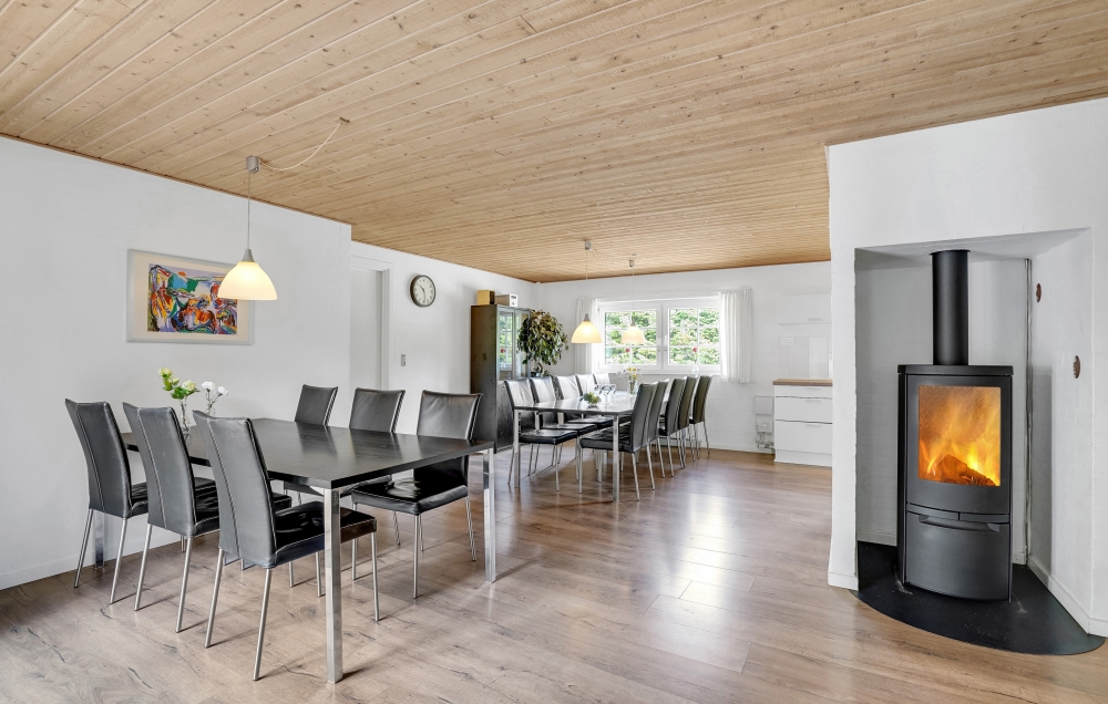 Det stora ljusa vardagsrummet i lyxstuga nr 135 för 24.
