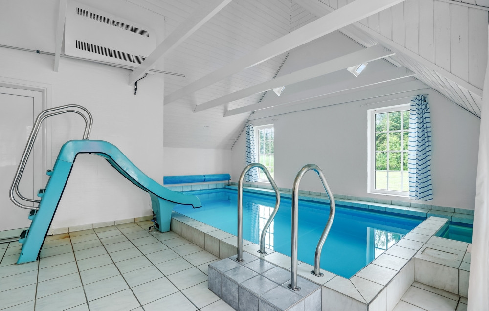Sommarstuga 135 är inredd med en smakfull poolavdelning som har vattenrutschbana, ett stort inbyggt spapad och bastu