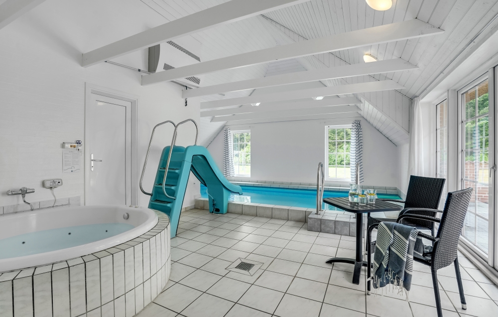 Den härliga poolen i lyxstuga nr 135 för 24 personer