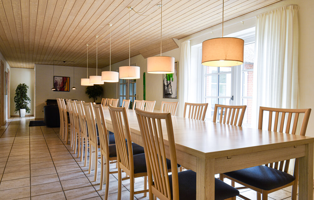 Det finns gott om plats för 24 personer omkring det stora matsalsbordet i matsalen