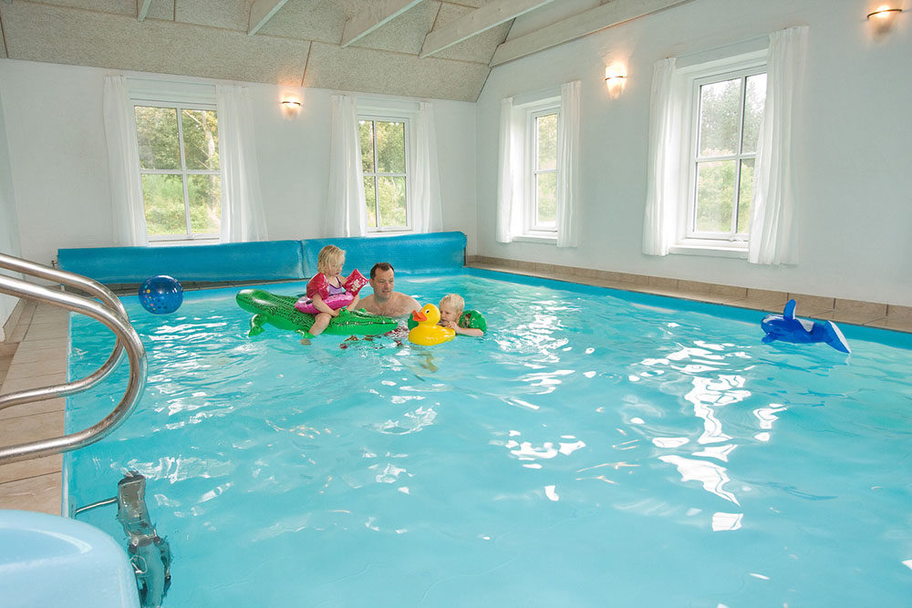 Poolavdelningen är väl utrustad med bl.a. en 25m2 stor swimmingpool, motströmsanläggning, vattenrutschbana och barnpool
