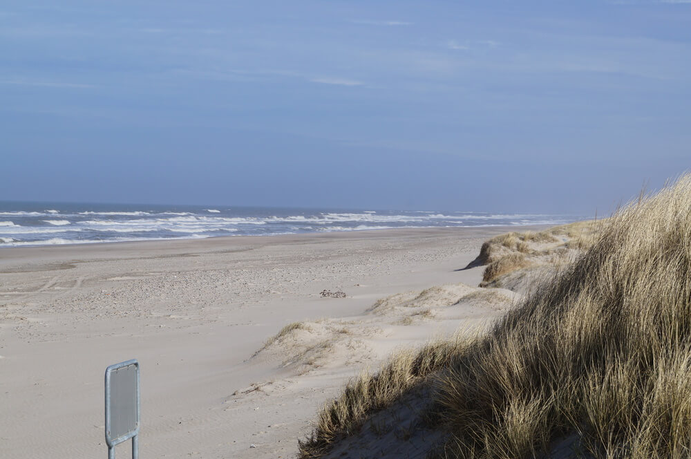 Den vackra stranden i närheten av lyxhus 146 vid Vestjylland.