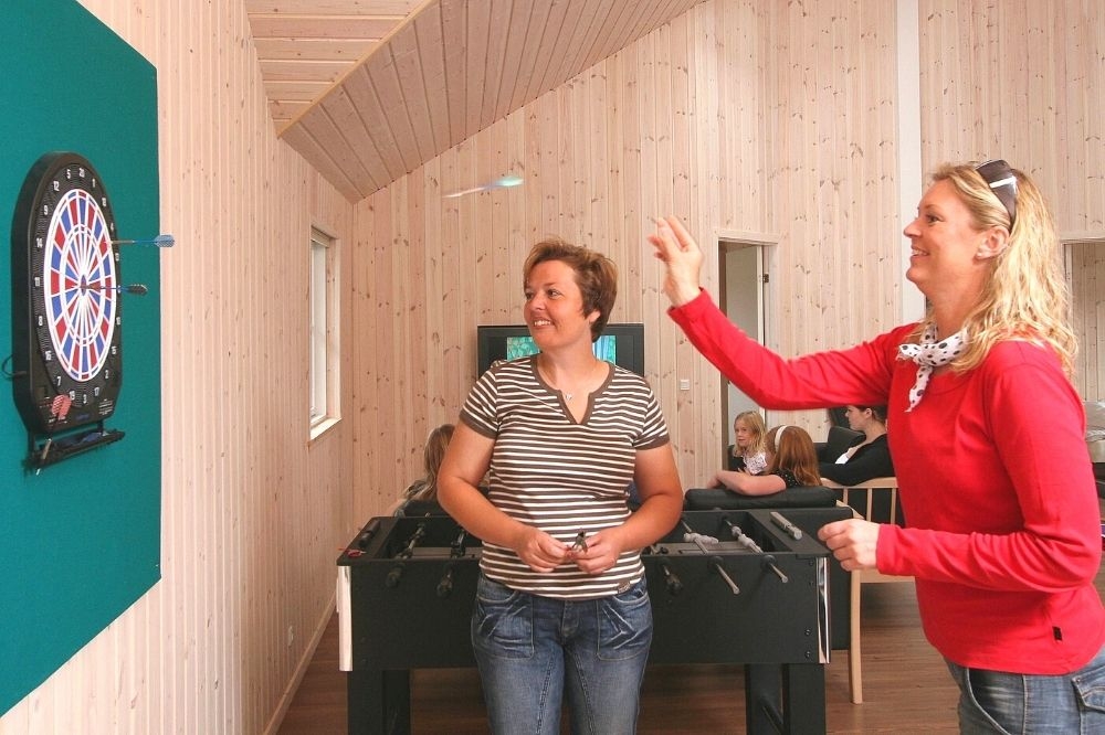 Tävla i sommarhusets aktivitetsrum när ni besöker lyxhus nr 168 i Vestjylland.