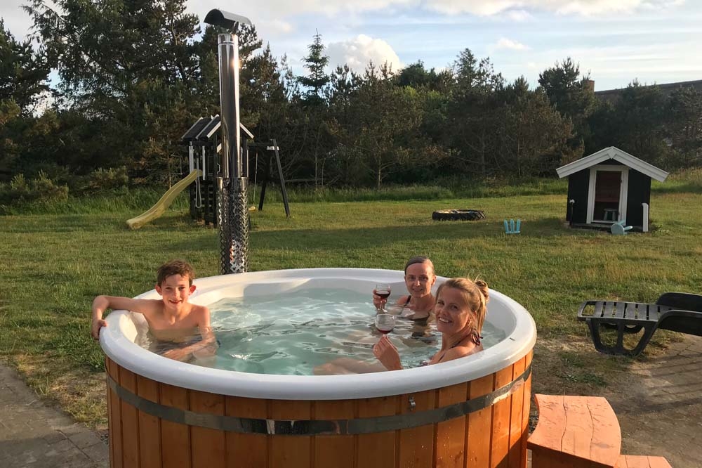 Till den trevliga sommarstugan nr 168 i Vestjylland erbjuds en mängd utomhusaktiviteter, t.ex. lektorn och gungor