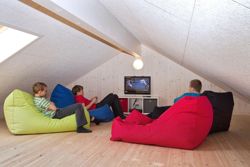 Till barn och unga finns en fristad uppe på loftet, med sköna sittpuffar och plattskärms-tv med DVD