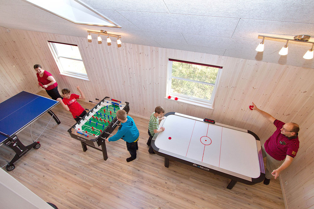 I aktivitetsrummet kan man roa sig i timvis med t.ex. bordtennis, fotbollsspel, airhockey och Playstation 3