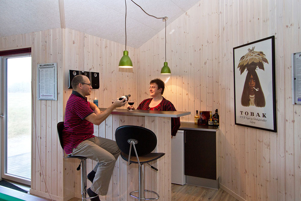 I husets aktivitetsrum är det inrättat en mysig bar med kylskåp där man kan mixa drinkar eller servera kalla drycker till de spelande