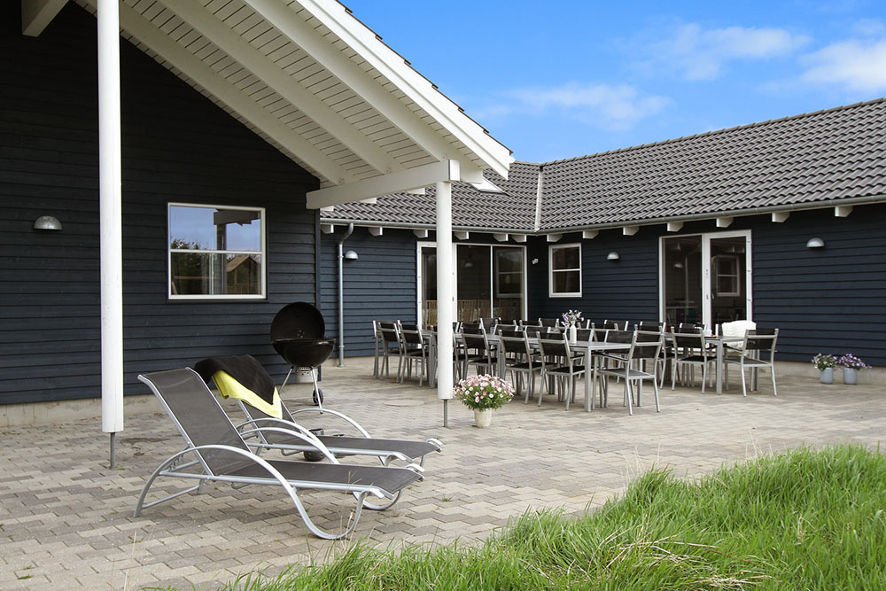 På terrassen kan det njutas av den danska sommaren – både när solen värmer och under mysiga grillkvällar med familj och vänner
