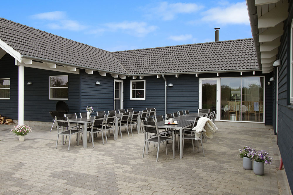 Njut av en grillkväll på terrassen i lyxstuga nr 283 i Vestjylland