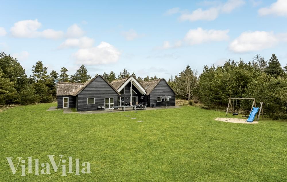 Välkommen till en speciell semesterupplevelse i detta exklusiva sommarhus, som är inrättat med allt vad man kan önska och mer därtill..