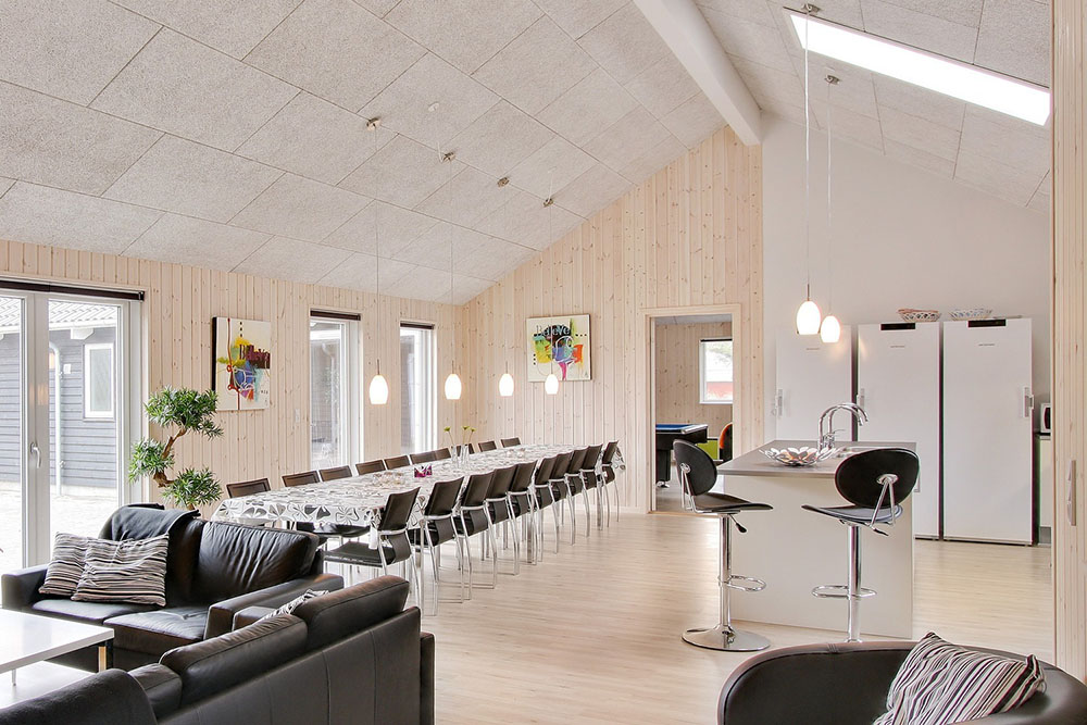 Det centralplacerade köket-allrummet ligger i öppen förbindelse. Här finns matsalsplatser för många och soffgrupp med kakelugn