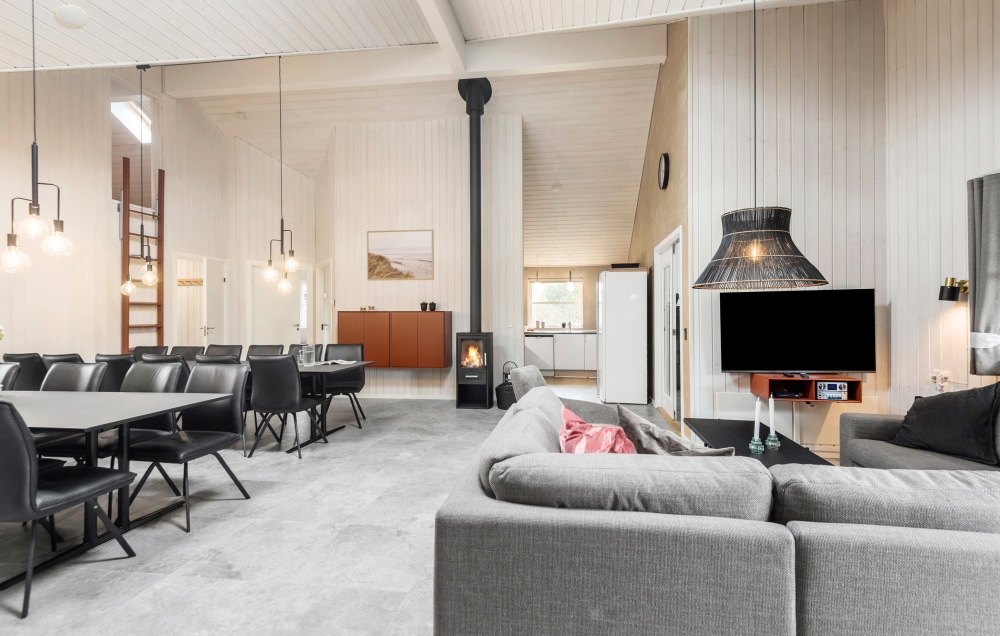 Det stora ljusa vardagsrummet i lyxstuga nr 167 för 24.