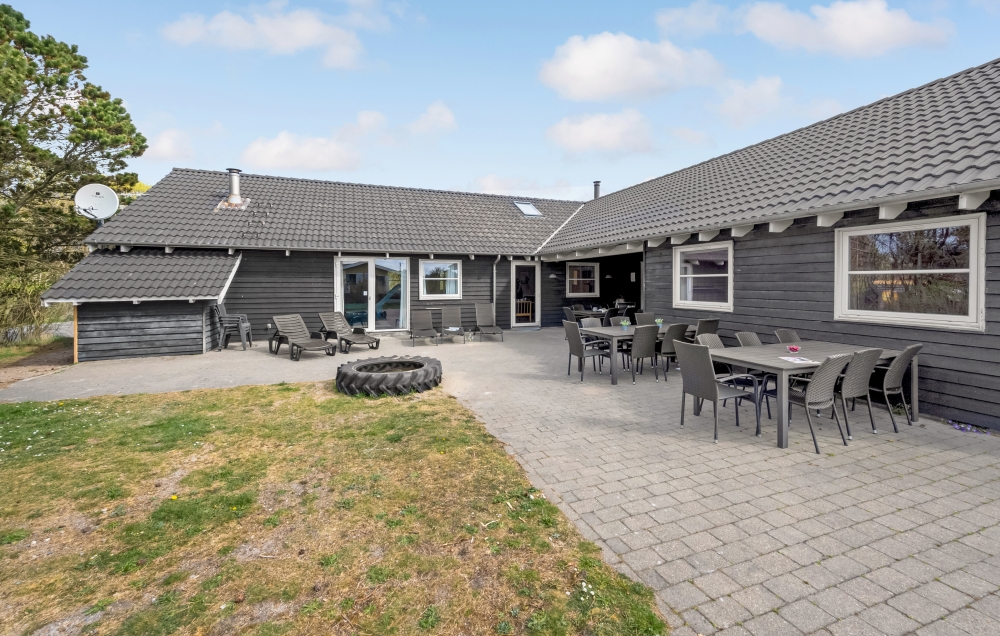 Lyxstuga nr 167 har en härlig terrass med sköna trädgårdsmöbler för 24 personer.