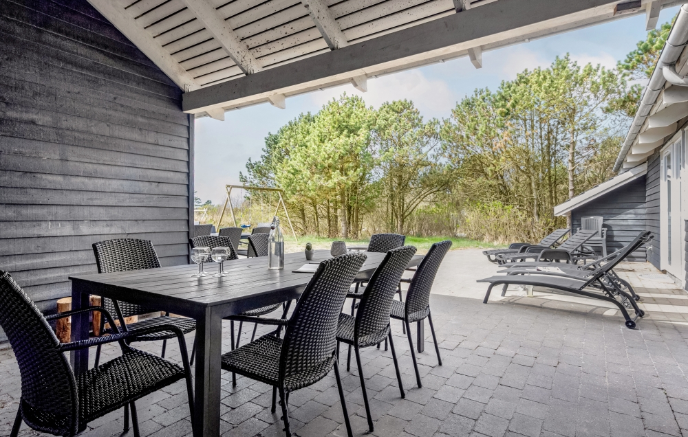Njut av en grillkväll på terrassen i lyxstuga nr 167 i Vestjylland