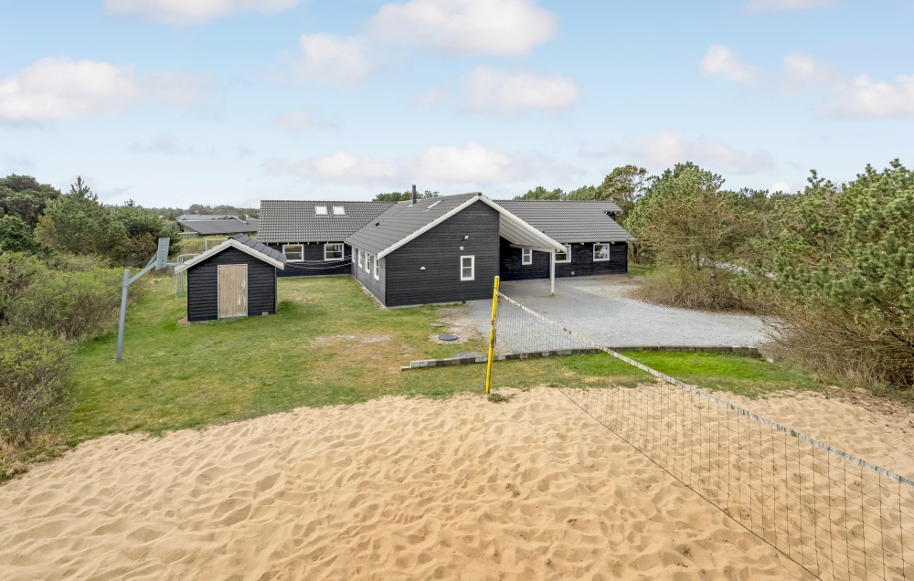 Till den trevliga sommarstugan nr 167 i Vestjylland erbjuds en mängd utomhusaktiviteter, t.ex. lektorn och gungor