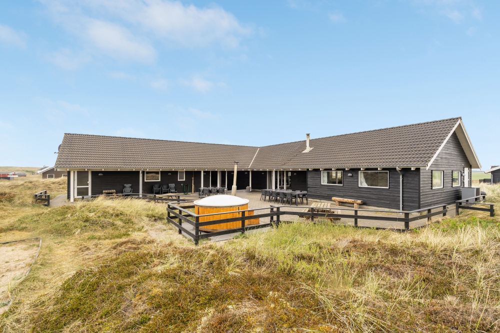 Den praktfulla poolstugan nr 176 med plats för 24 personer ligger i Vestjylland