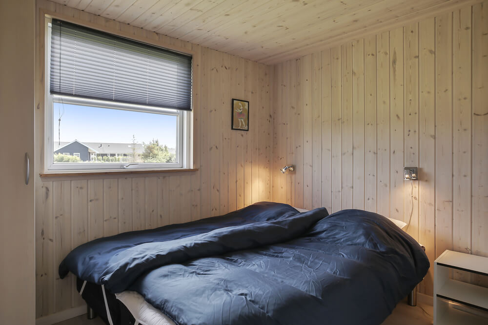 Husets sovrum är förnuftigt fördelade på 3 sovavdelningar, som var och ett har sitt separata badrum med golvvärme. Detta gör det lämpligt för flera familjer att spendera sin semester tillsammans i huset