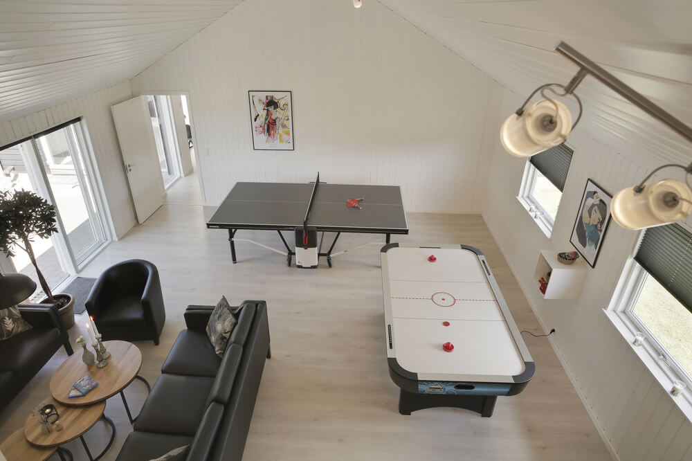 Husets andra aktivitetsrum är utrustat med airhockey, bordsfotboll, bordtennis och soffgrupp med plattskärms-tv och Playstation 