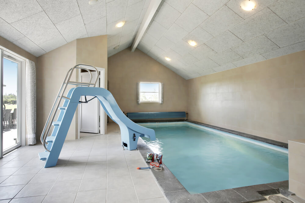 Huset har en lyxig poolavdelning med stor swimmingpool, vattenrutschbana, stort spa-bad med plats för 4-6 personer, separata badrum med golvvärme och bastu
