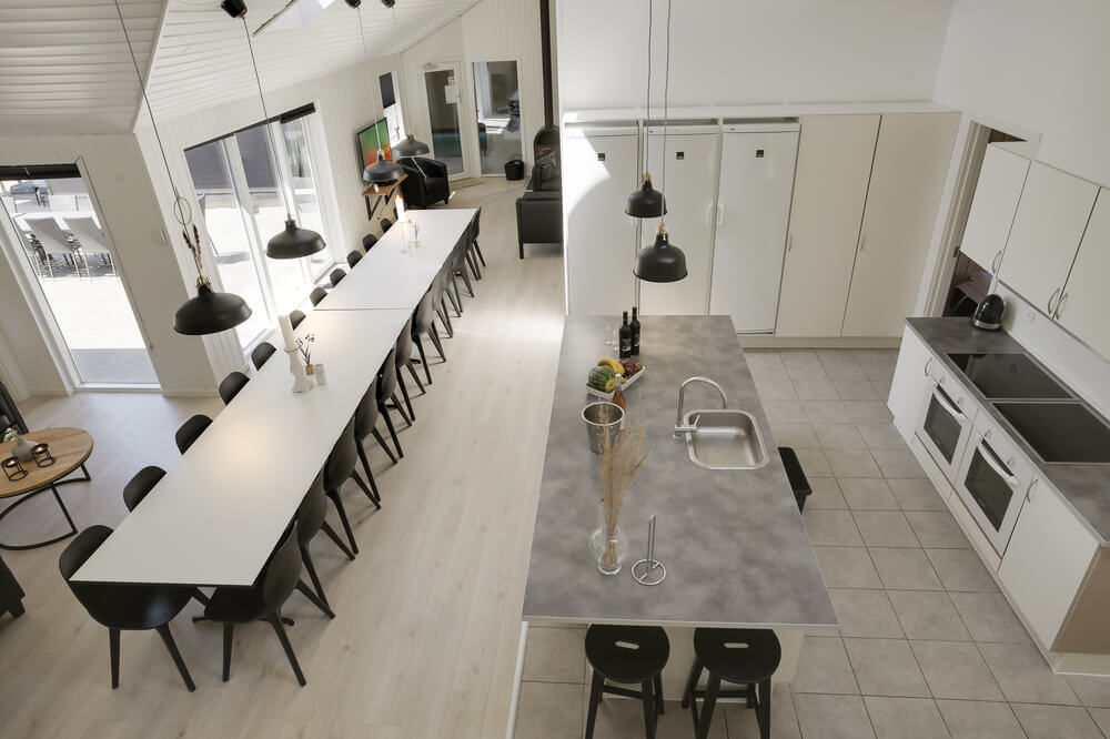 Det stora ljusa vardagsrummet i lyxstuga nr 207 för 26.