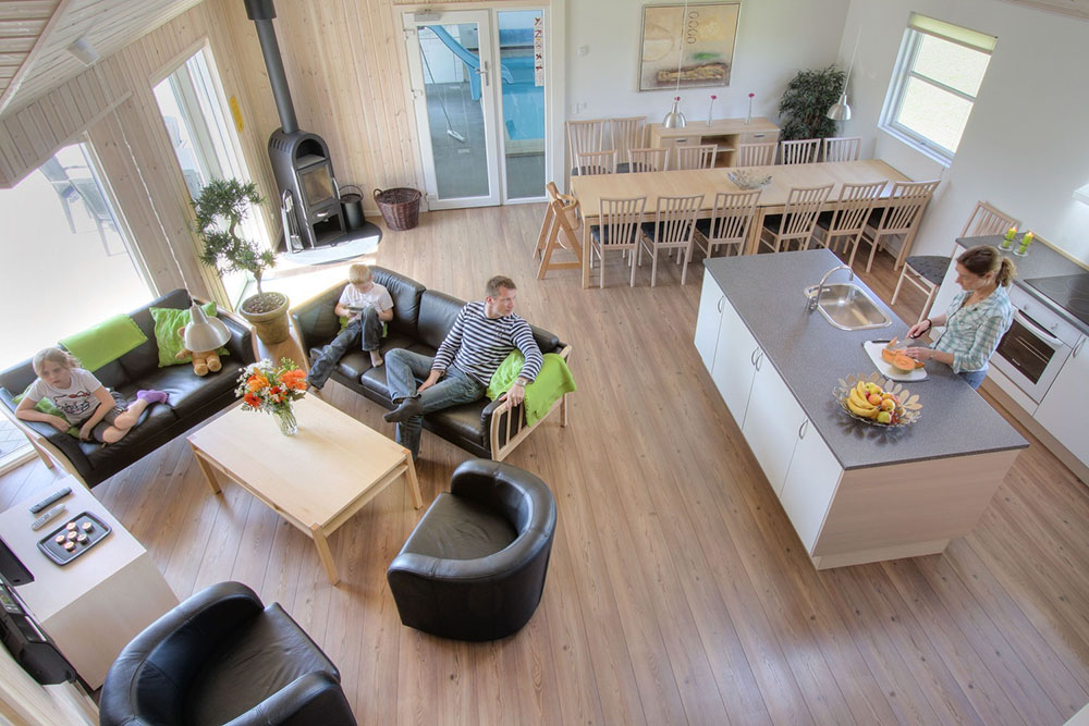 Huset har ett stort kök i direkt förbindelse till matsalsplats och vardagsrum med kakelugn, TV, stereoanläggning och CD, parabol, DVD och fritt trådlöst internet