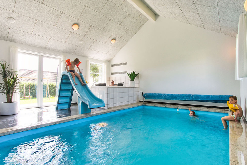 Den lyxiga poolavdelningen innehåller stor swimmingpool med vattenrutschbana och motströmsanläggning