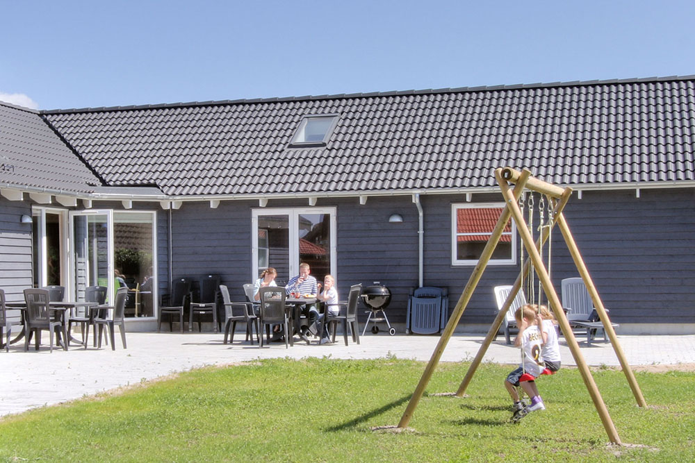 Huset har en stor terrass där det kan grillas och umgås. För de minsta gästerna finns gungor och sandlåda i trädgården