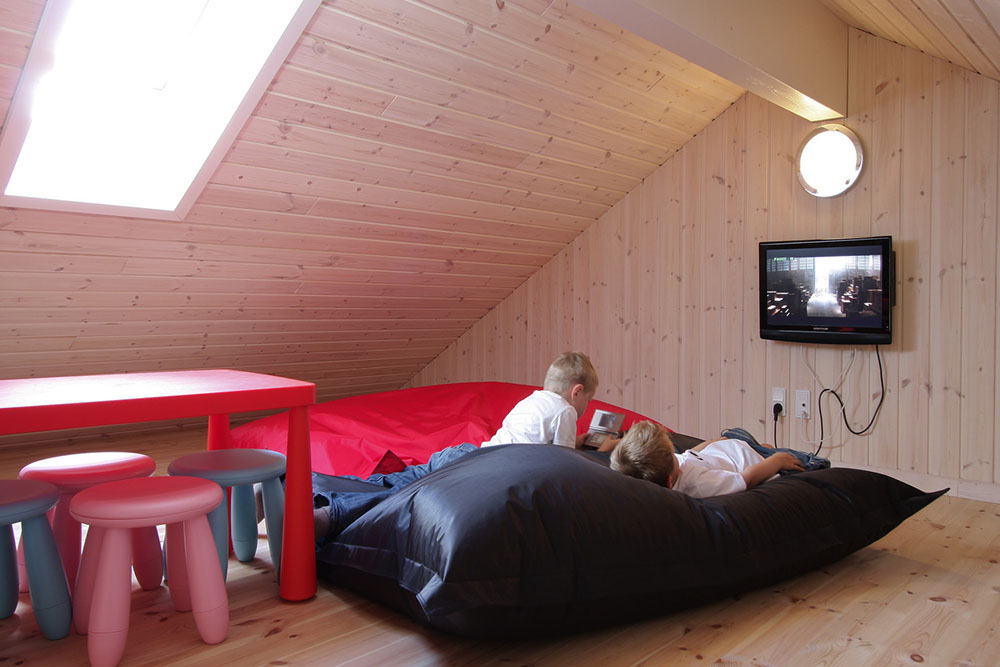 Den ena sovalkoven är inrättad till unga och barn, med plattskärms-tv, DVD, sittpuffar och barnmöbler