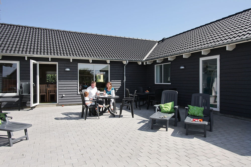 Den stora terrassen är perfekt för soliga dagar eller mysiga grillaftnar med familj och vänner