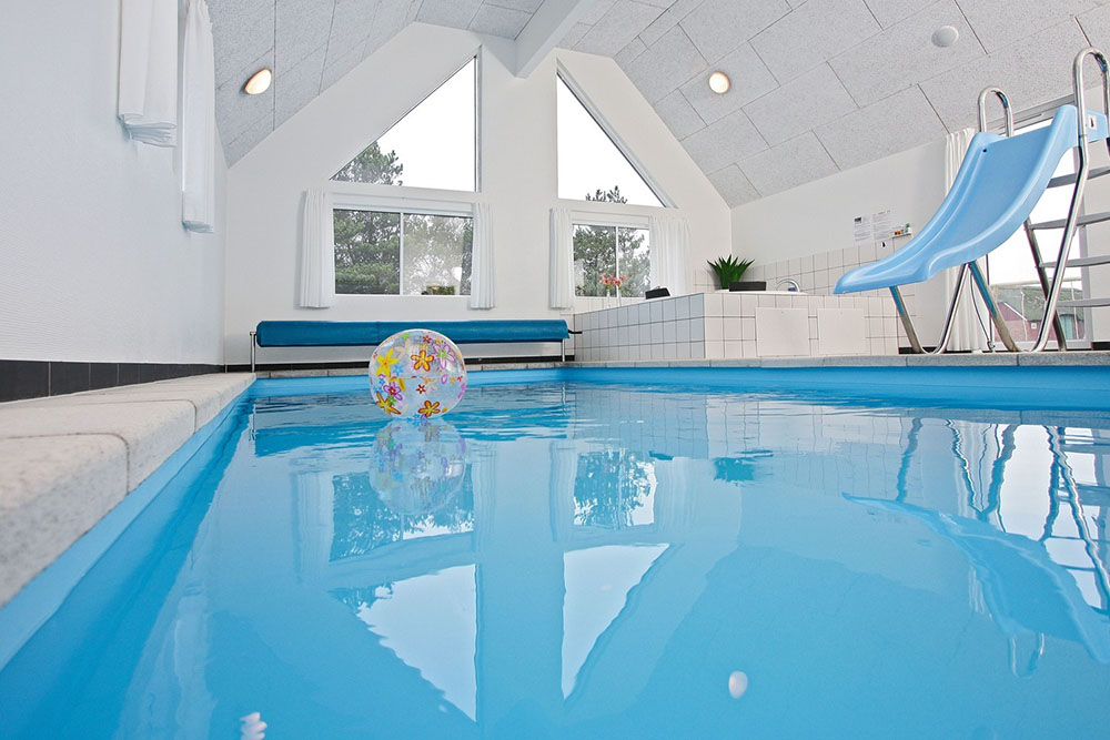 Både små och stora vattenälskare kan vältra sig i timmar i husets stora pool med motströmsanläggning och vattenrutschbana