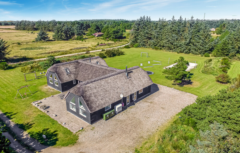 Den stora terrassen är perfekt för soliga dagar och långa trevliga grillkvällar med familj och vänner. På tomten finns även gungor och sandlåda för de mindre gästerna