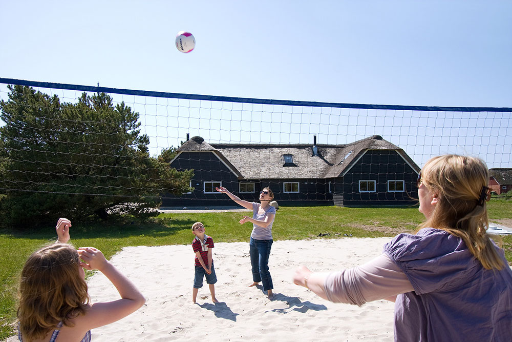 Husets stora trädgård är beskaffad med flera spännande lekaktiviteter för barn, stor beachvolleybollbana och 5 minigolfhål
