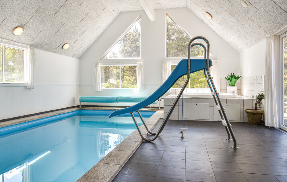 Den härliga poolen i lyxstuga nr 224 för 20 personer