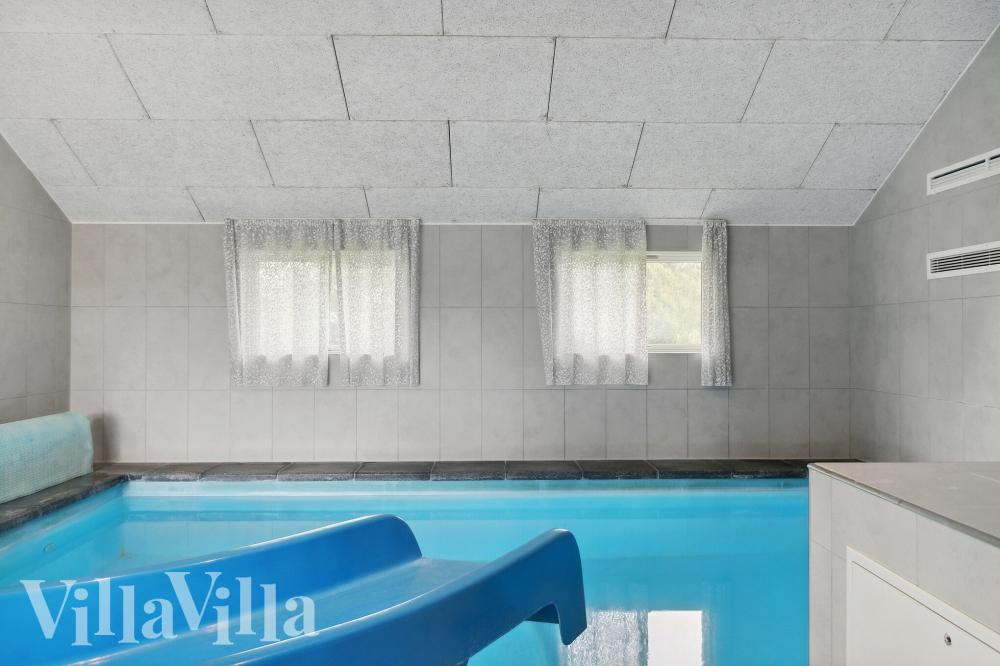 Den härliga poolen i lyxstuga nr 212 för 14 personer