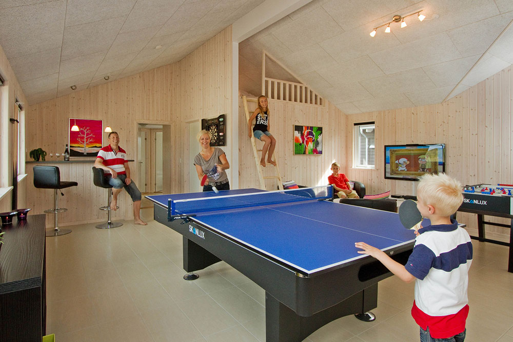 De aktiva gästerna kan utmana varandra i aktivitetsrummet, som har både biljard/bordtennis, fotballspel och dart
