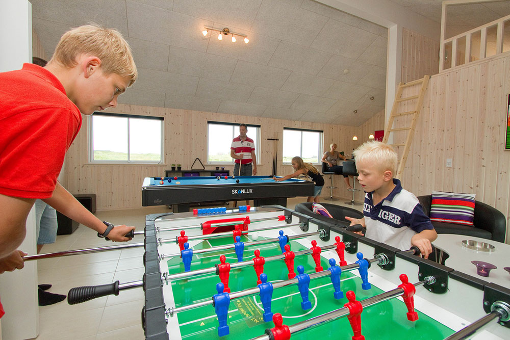 Finns det energi över efter husets egna badland har man ett välfyllt aktivitetsrum med både dart, biljard/bordtennis och fotbollsspel
