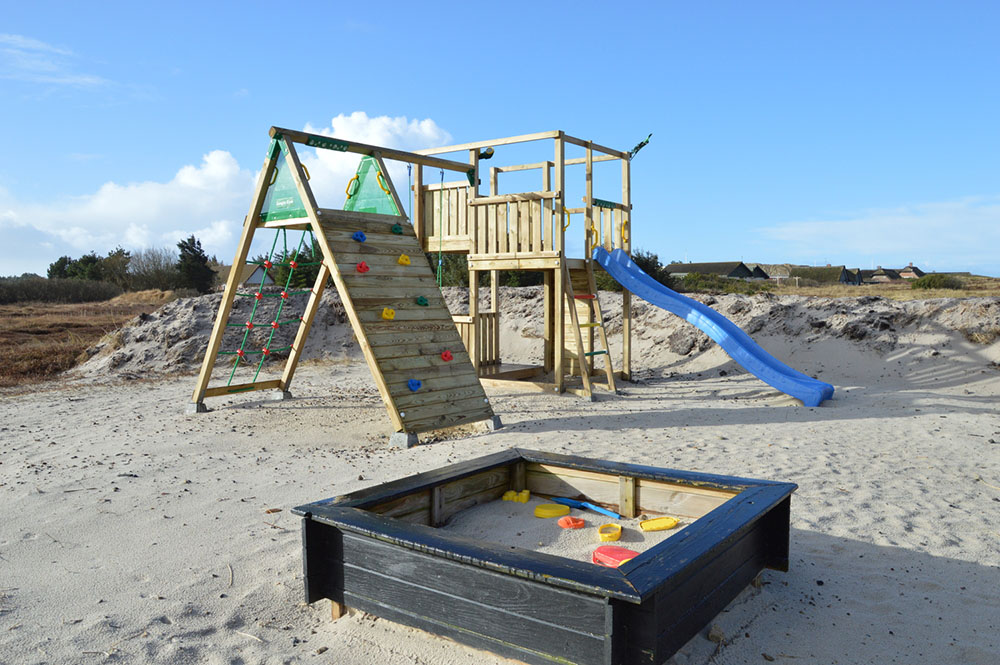 Till den trevliga sommarstugan nr 292 i Vestjylland erbjuds en mängd utomhusaktiviteter, t.ex. lektorn och gungor