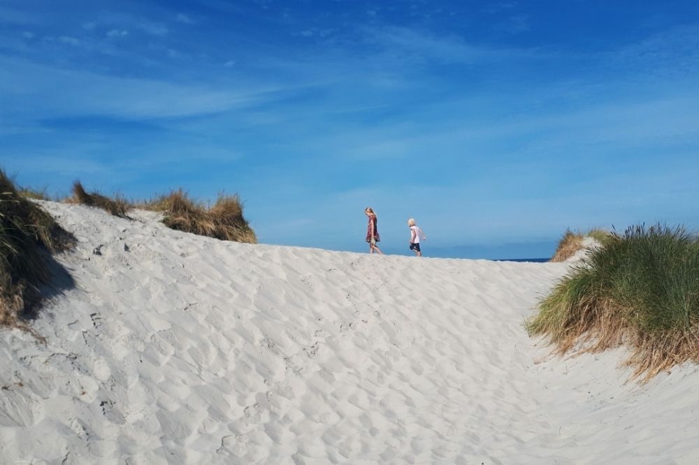Stranden i närheten av lyxhus 292 i Vestjylland bjuder in till en promenad.