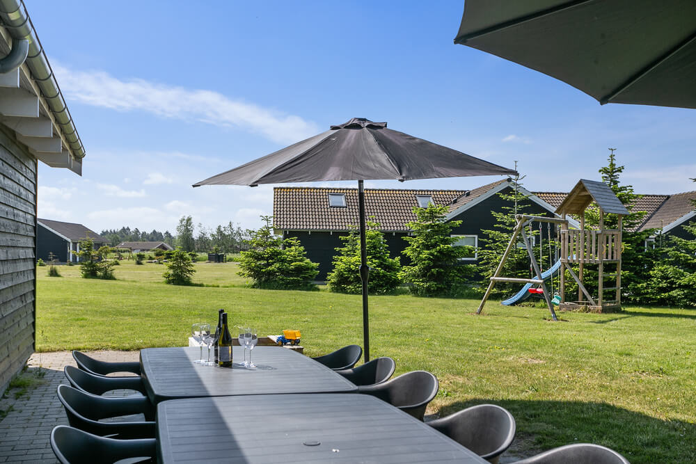 Njut av en grillkväll på terrassen i lyxstuga nr 251 i Lolland/Falster/Møn